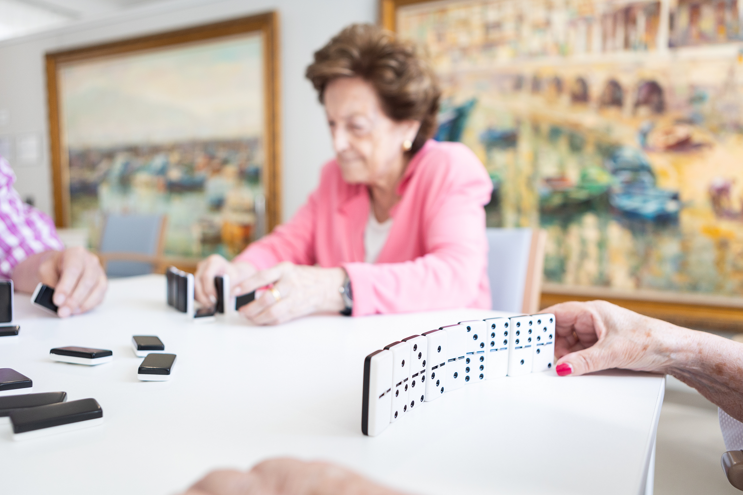 Un grupo de residentes jugando una partida de dominó