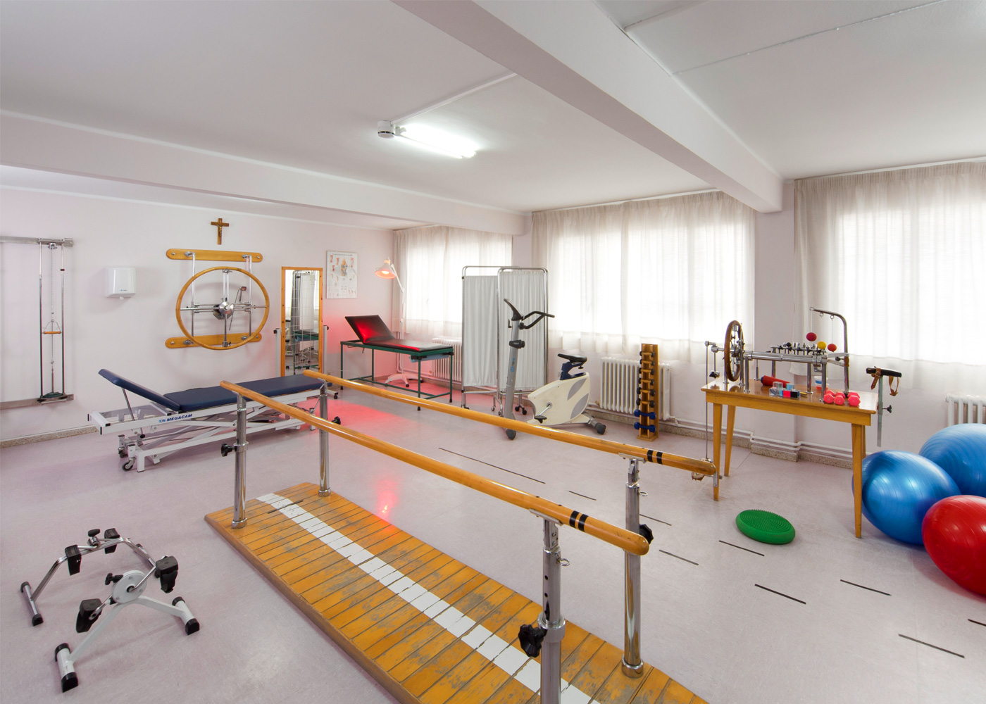 Sala de rehabilitación de CleceVitam El Parque con distintas maquinas para los ejercicios de los residentes